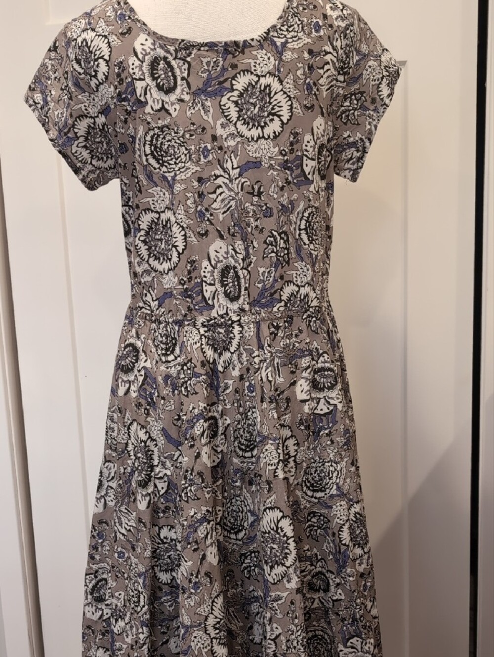 Dress Addict Floral Scoop Neck Midi Dress in Taupe and White M - Picture 5 of 7
